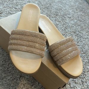 EUC Cushionaire Millie Sandals